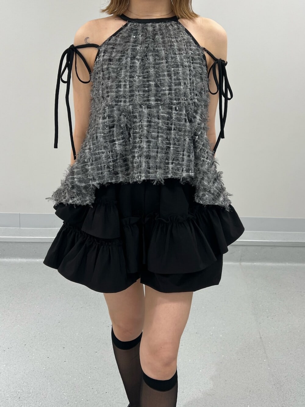 ブラック系のシャツ/ブラウス、ブラック系のその他パンツを着用したレディースの夏コーディネートの5枚目の写真