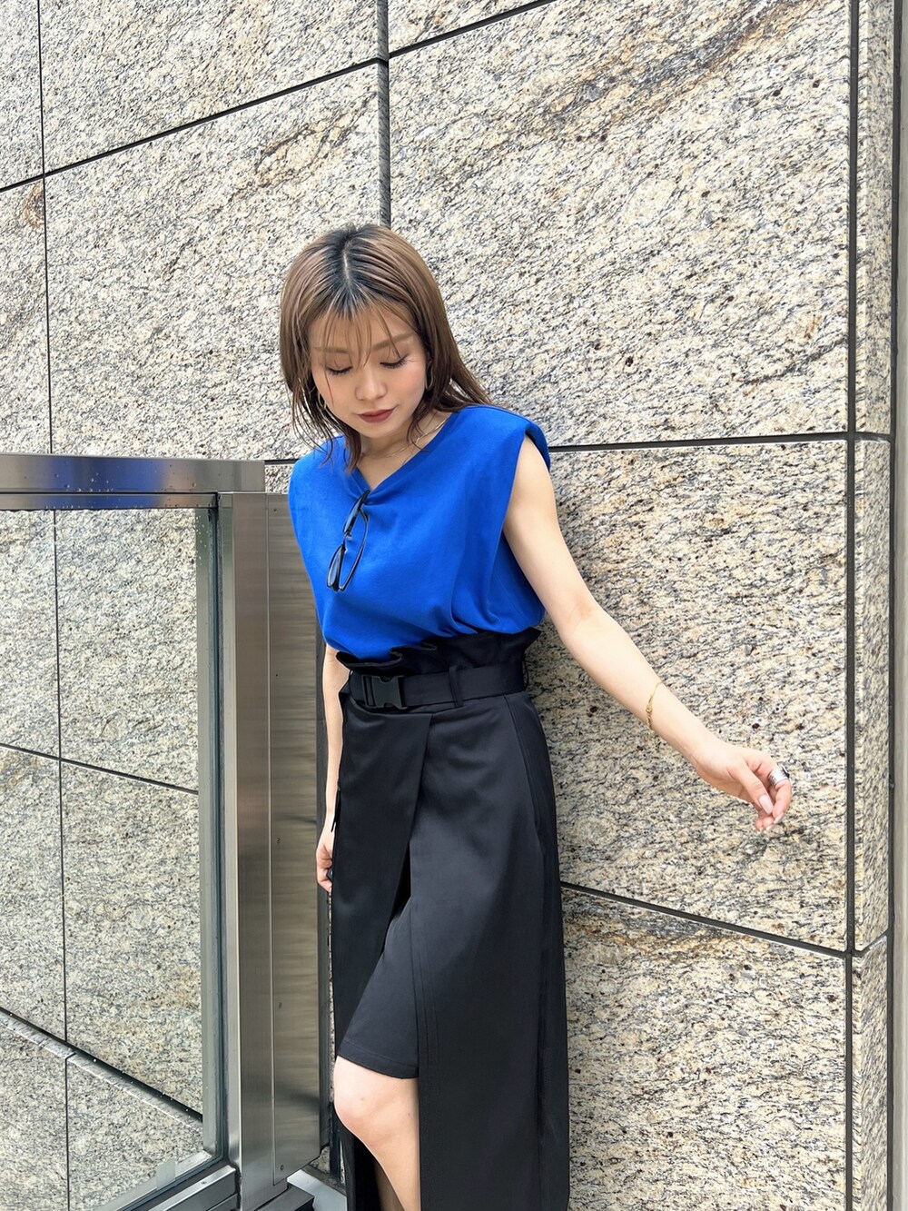 ブラック系のスカート、ブラック系のサンダル、ブルー系のTシャツ/カットソーを着用したレディースの夏コーディネートの5枚目の写真