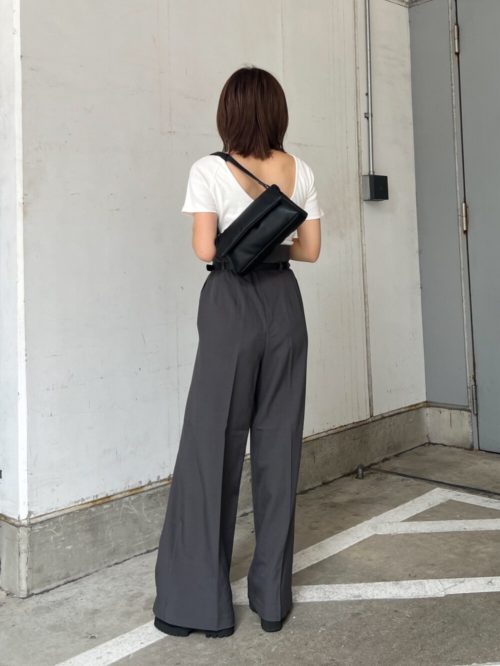 ホワイト系のTシャツ/カットソー、グレー系のその他パンツ、ブラック系のハンドバッグを着用したレディースの夏コーディネートの4枚目の写真