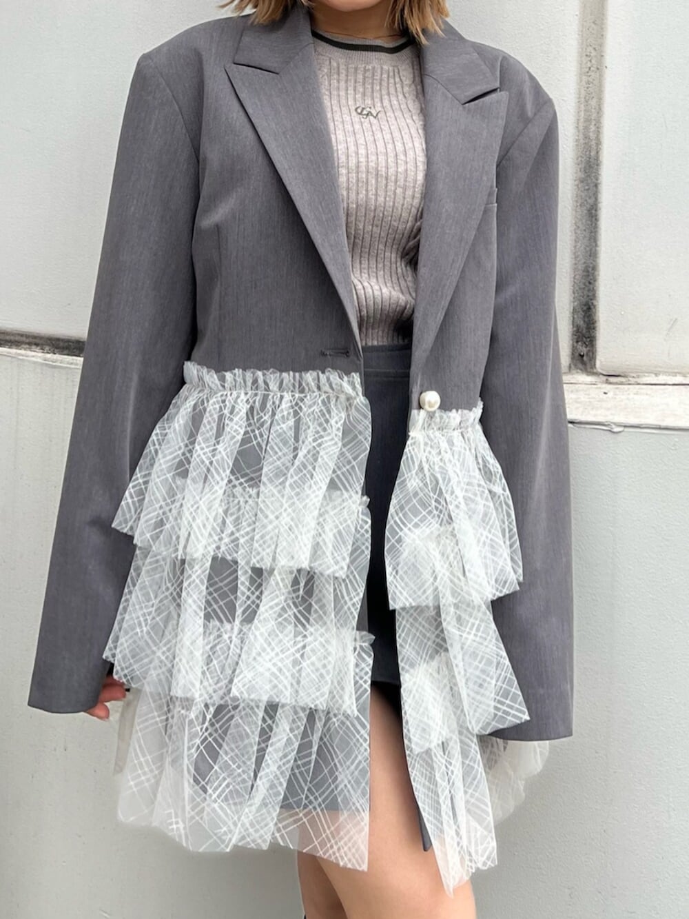 グレー系のテーラードジャケット、グレー系のニット/セーター、グレー系のその他パンツを着用したレディースの冬コーディネートの7枚目の写真