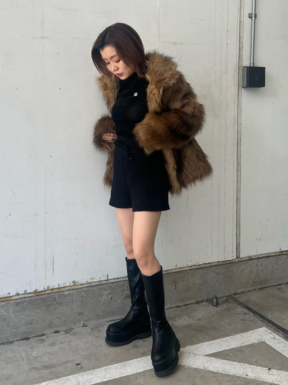 ブラウン系のその他アウター、ブラック系のTシャツ/カットソー、ブラック系のその他パンツを着用したレディースの秋コーディネートの3枚目の写真