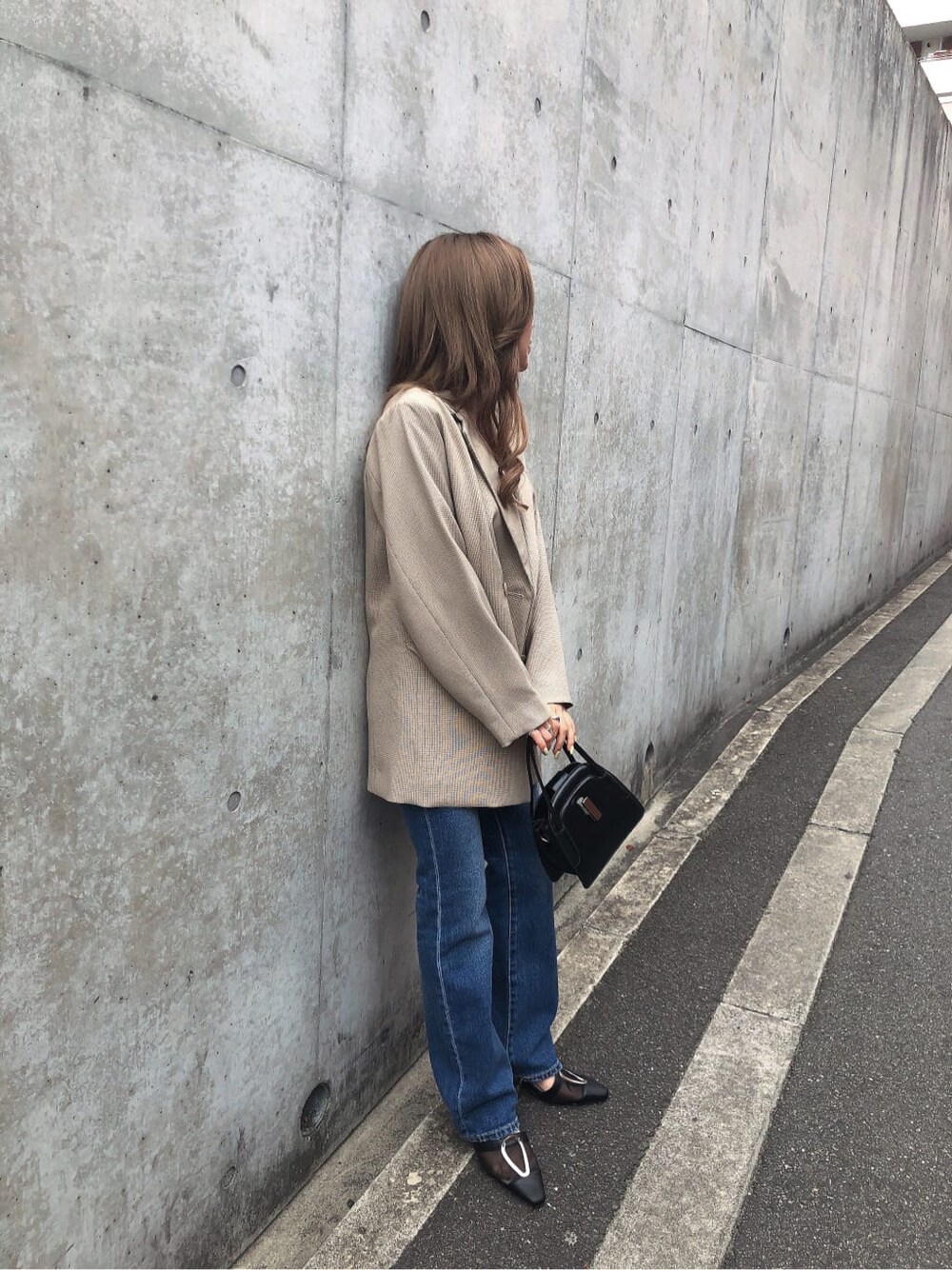 ブラック系のパンプス、その他のテーラードジャケット、ホワイト系のタンクトップを着用したレディースの春コーディネートの3枚目の写真