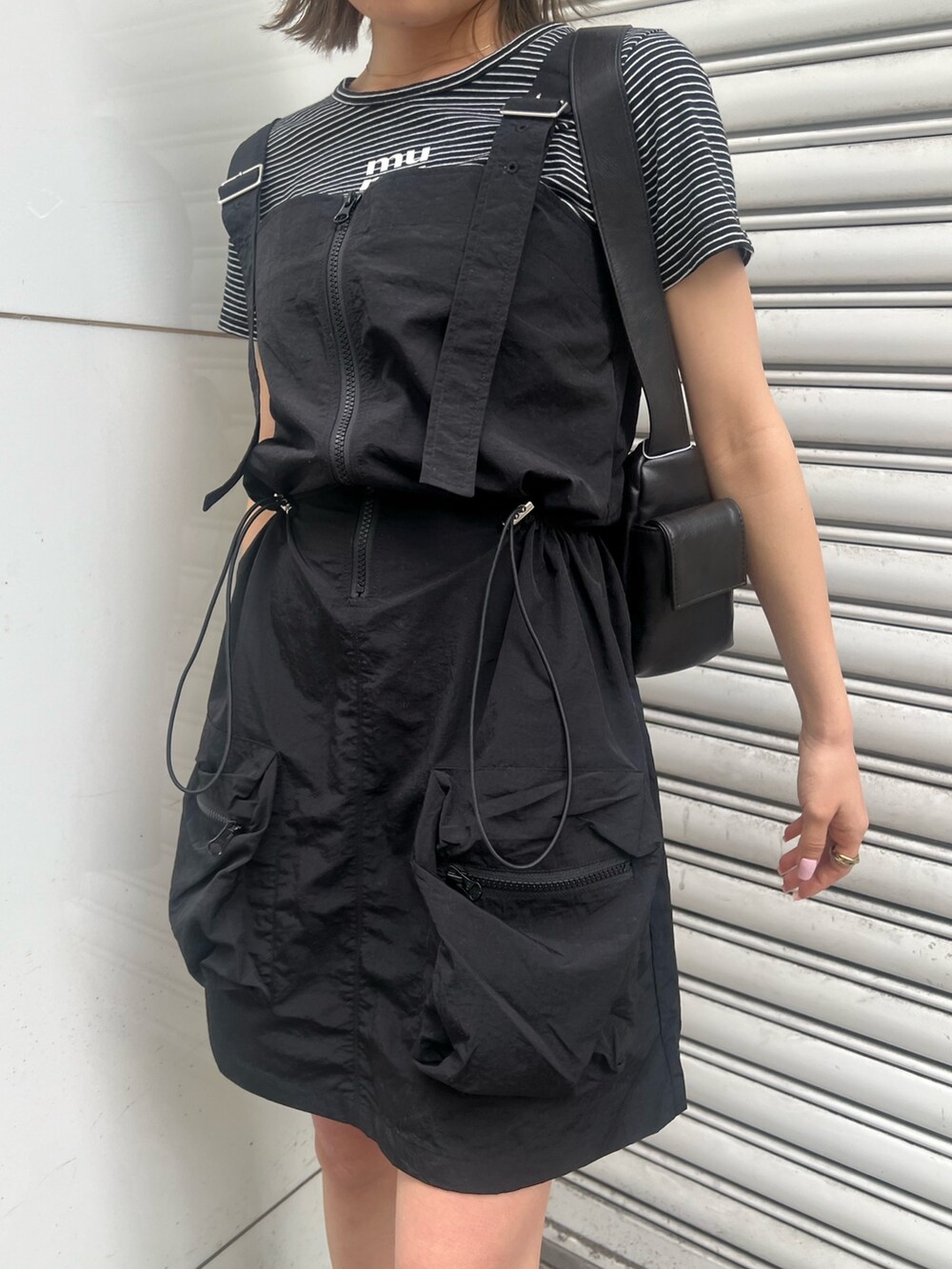 ブラック系のワンピース、その他のTシャツ/カットソー、ブラック系のショルダーバッグを着用したレディースの春コーディネートの6枚目の写真