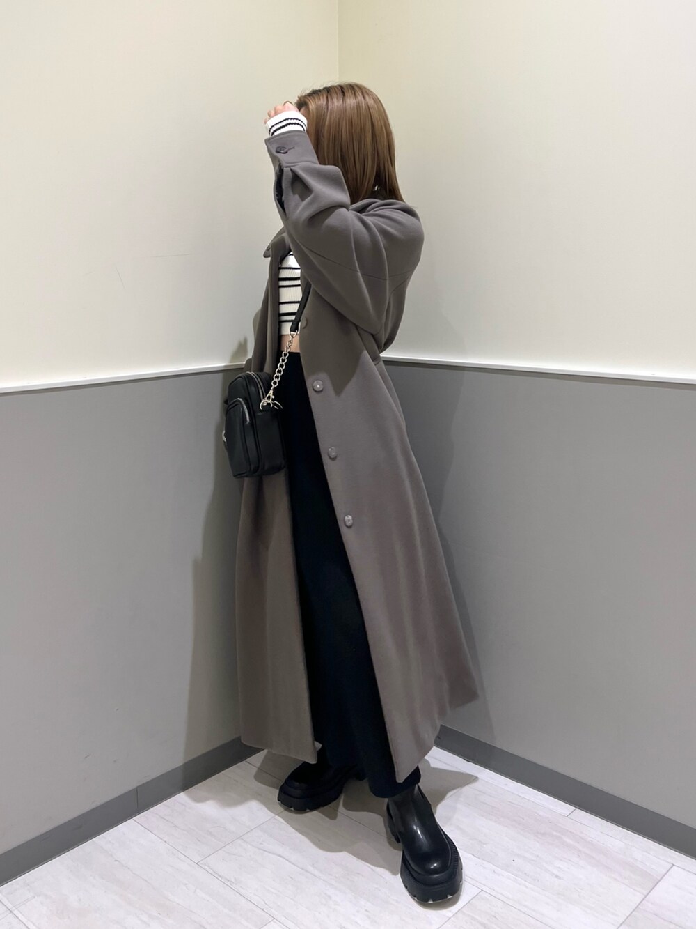 その他のニット/セーター、ブラック系のスカート、ブラウン系のステンカラーコートを着用したレディースの冬コーディネートの3枚目の写真