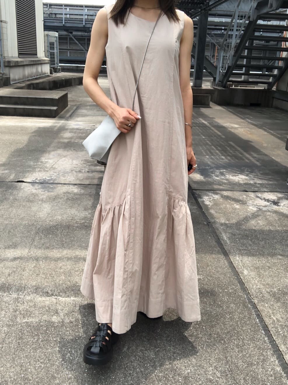 ベージュ系のワンピース、ブラック系のサンダル、ホワイト系のショルダーバッグを着用したレディースの夏コーディネートの8枚目の写真