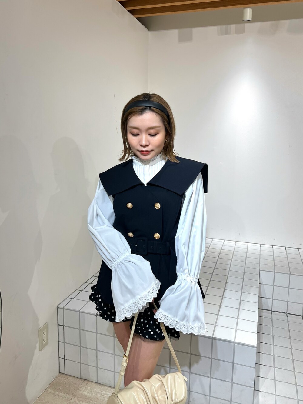 ブラック系のその他パンツ、ホワイト系のシャツ/ブラウス、ブルー系のその他アウターを着用したレディースの冬コーディネートの4枚目の写真