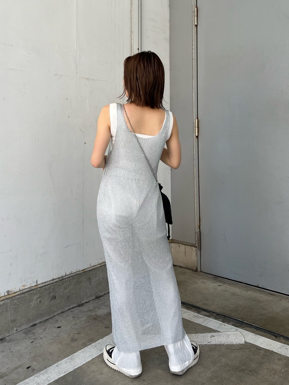 ホワイト系のニット/セーター、シルバー系のワンピース、ホワイト系のその他パンツを着用したレディースの夏コーディネートの2枚目の写真