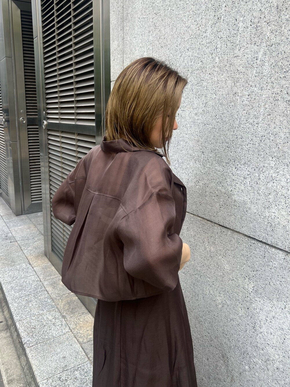 ブラック系のブーツ、その他のニット/セーター、ブラウン系のスカートを着用したレディースの夏コーディネートの6枚目の写真