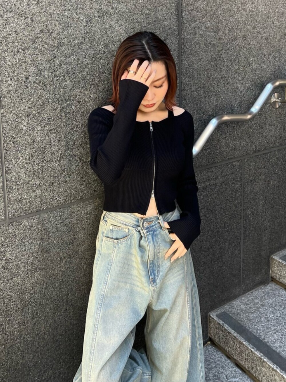 ブルー系のデニムパンツ、ブラック系のニット/セーターを着用したレディースの冬コーディネートの4枚目の写真