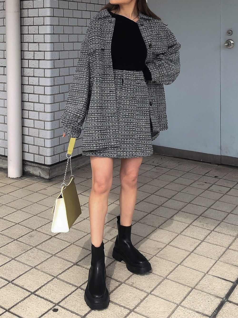 ブラック系のその他アウター、ブラック系のスカート、ブラック系のブーツを着用したレディースの春コーディネートの5枚目の写真