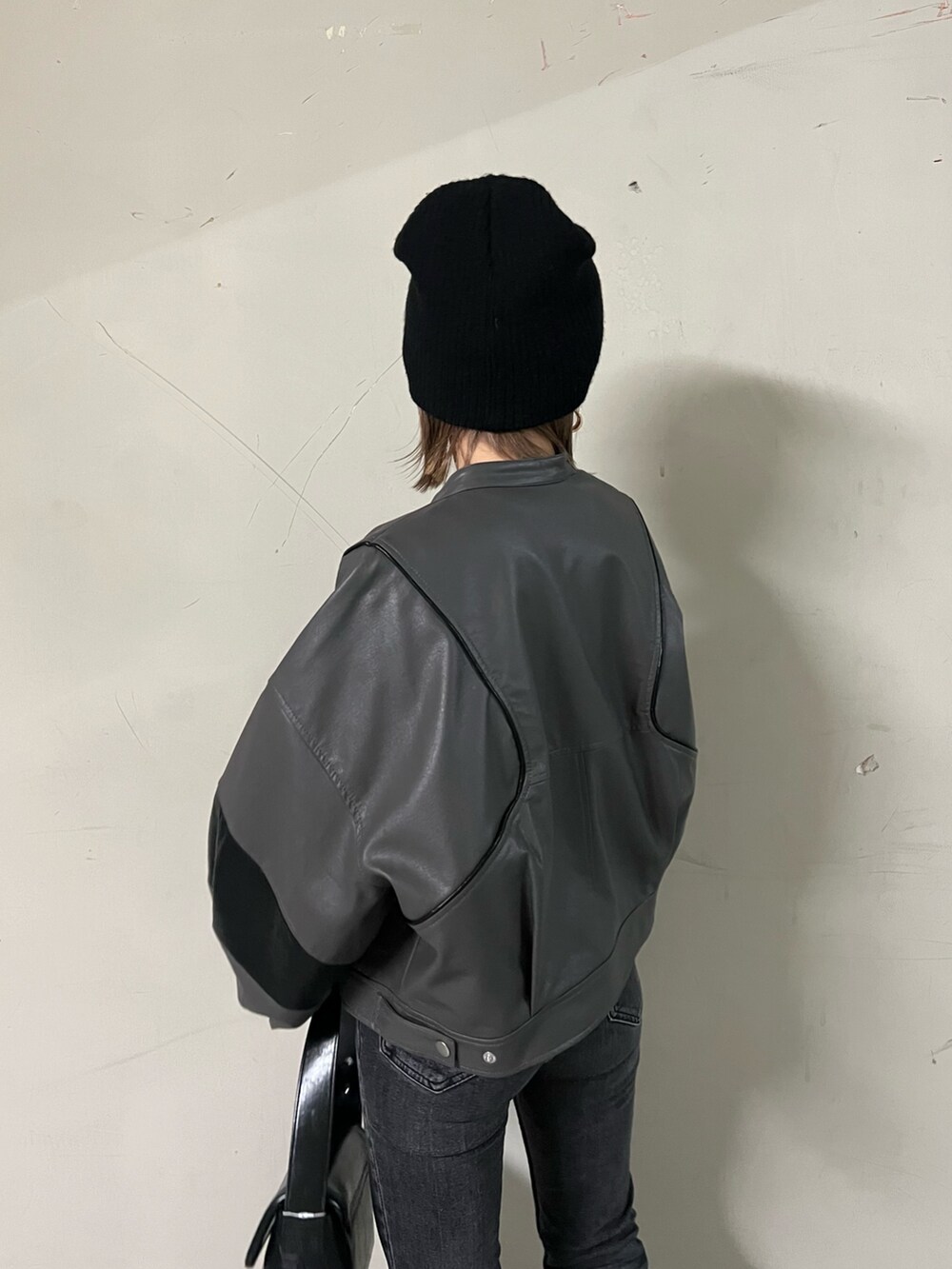 グレー系のブルゾン、ブラック系のTシャツ/カットソー、ブラック系のショルダーバッグを着用したレディースの冬コーディネートの6枚目の写真