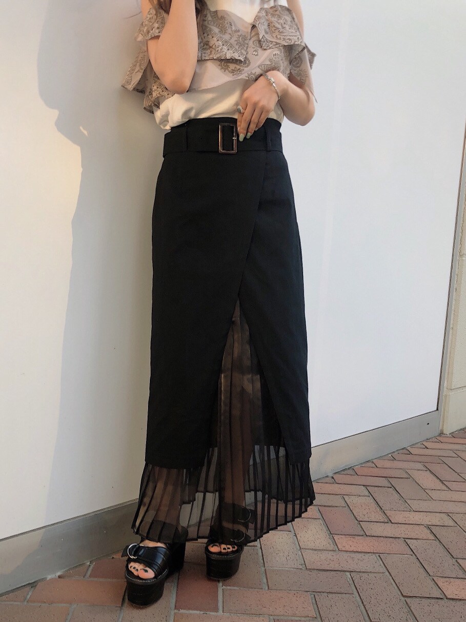 ブラック系のスカート、ホワイト系のTシャツ/カットソーを着用したレディースの春コーディネートの3枚目の写真
