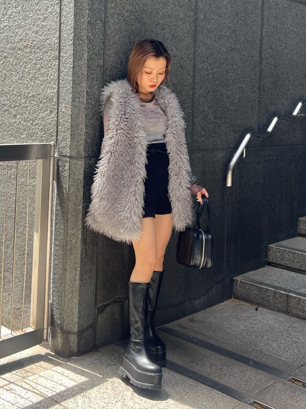 グレー系のベスト、その他のTシャツ/カットソー、ブラック系のその他パンツを着用したレディースの夏コーディネートの2枚目の写真