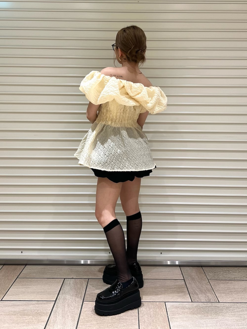 ブラック系のその他パンツ、イエロー系のシャツ/ブラウスを着用したレディースの夏コーディネートの2枚目の写真