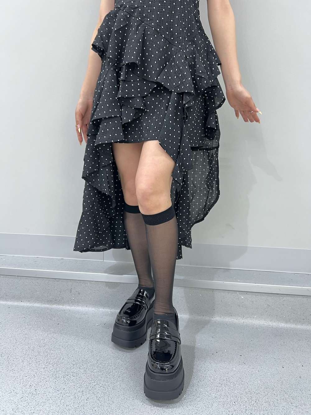 ブラック系のワンピースを着用したレディースの春コーディネートの5枚目の写真