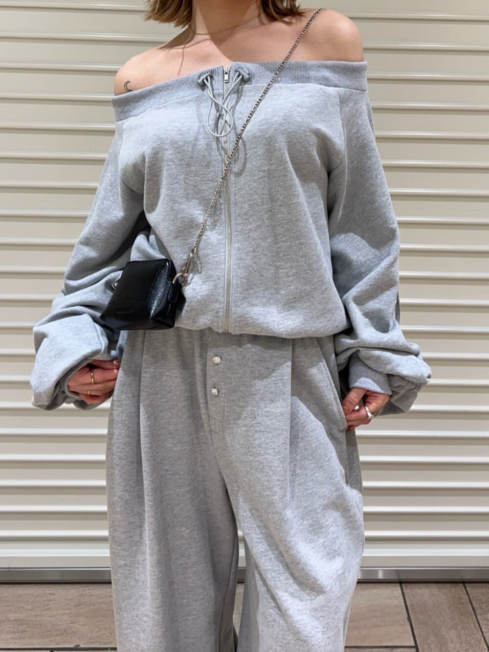 ブラック系のサンダル、グレー系のその他パンツ、グレー系のスウェットを着用したレディースの春コーディネートの6枚目の写真