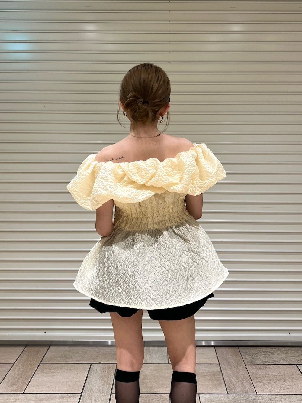 ブラック系のその他パンツ、イエロー系のシャツ/ブラウスを着用したレディースの夏コーディネートの5枚目の写真
