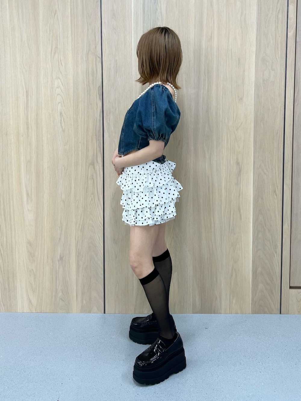 ブルー系のシャツ/ブラウス、ホワイト系のその他パンツを着用したレディースの春コーディネートの2枚目の写真
