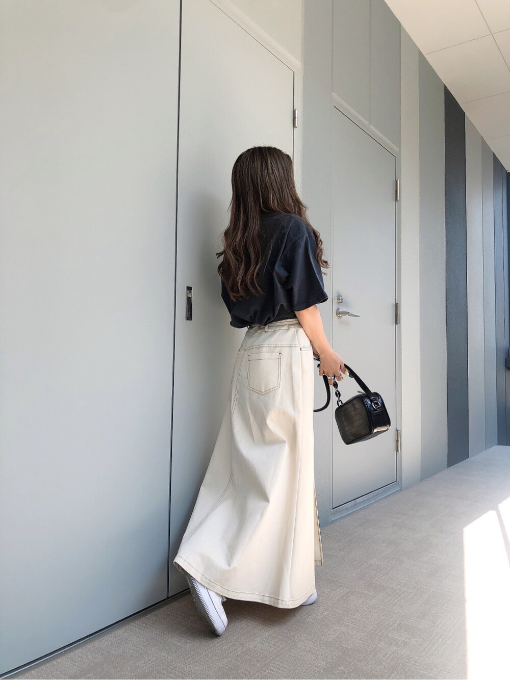 ホワイト系のスカート、その他のTシャツ/カットソー、ホワイト系のベルトを着用したレディースの春コーディネートの2枚目の写真