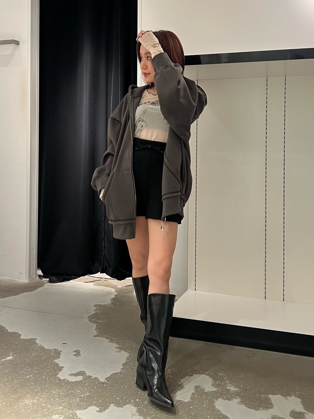 ブラック系のブーツ、ブラック系のその他パンツ、ホワイト系のTシャツ/カットソーを着用したレディースの秋コーディネートの3枚目の写真