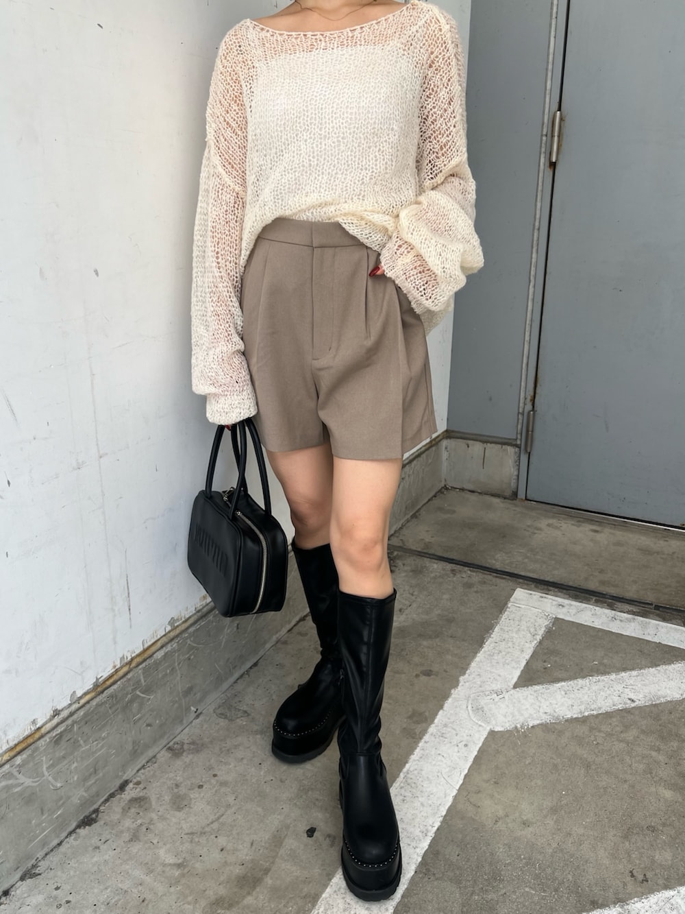 ホワイト系のニット/セーター、ベージュ系のその他パンツ、ブルー系のデニムジャケットを着用したレディースの秋コーディネートの8枚目の写真