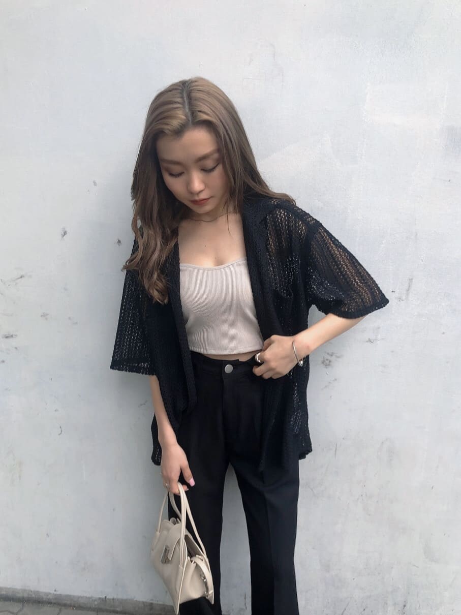 ブラック系のスラックス、ホワイト系のサンダル、ブラック系のシャツ/ブラウスを着用したレディースの春コーディネートの6枚目の写真