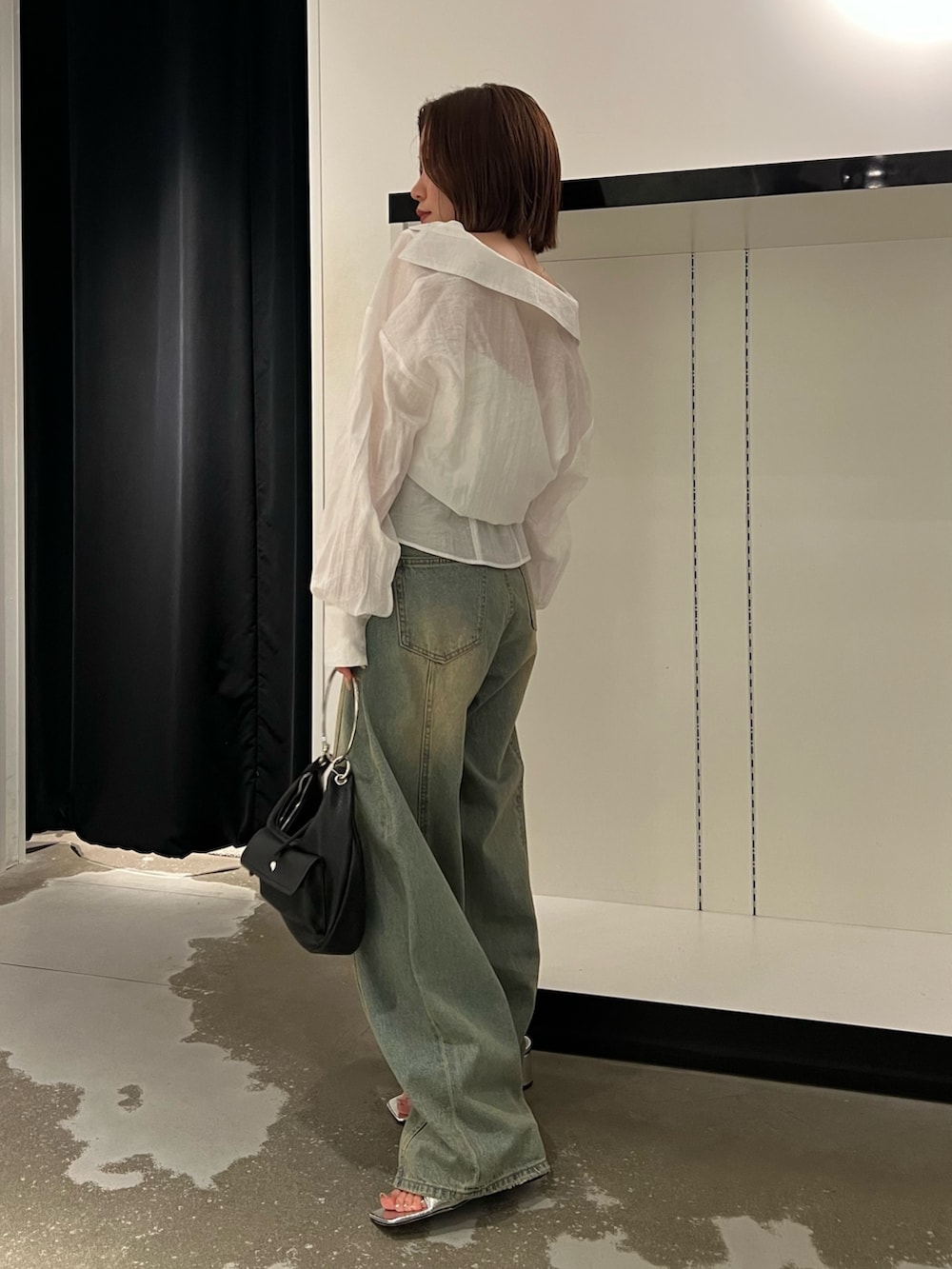 ホワイト系のシャツ/ブラウス、ブルー系のデニムパンツ、ブラック系のハンドバッグを着用したレディースの夏コーディネートの2枚目の写真