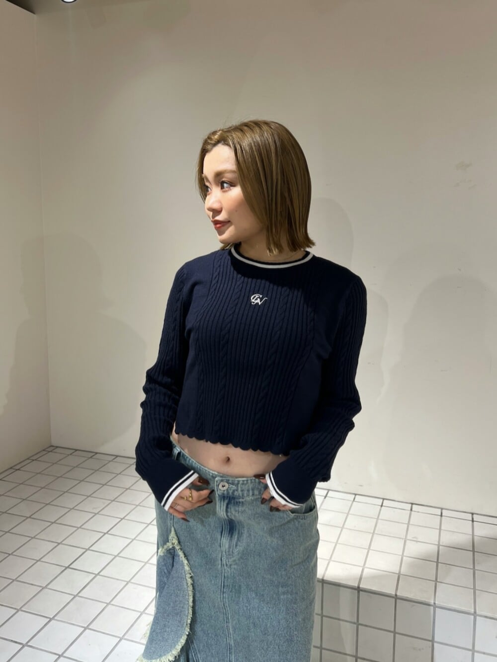 ブルー系のスカート、ブルー系のニット/セーターを着用したレディースの冬コーディネートの4枚目の写真