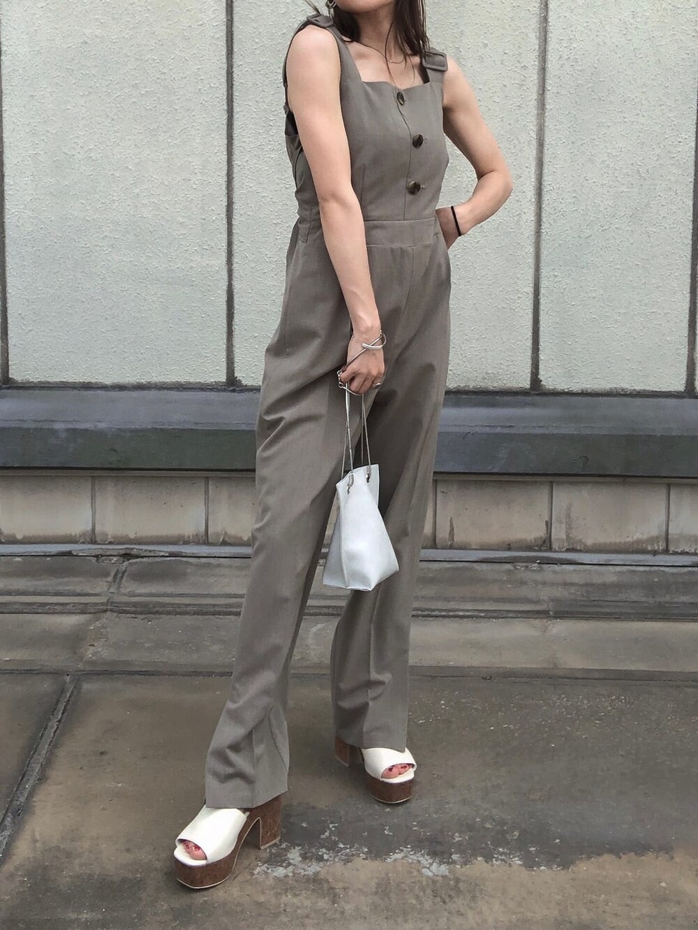 グレー系のシャツ/ブラウス、ベージュ系のつなぎ/オールインワン、ホワイト系のサンダルを着用したレディースの夏コーディネートの7枚目の写真