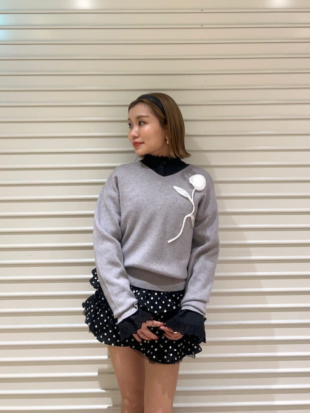 ブラック系のその他パンツ、ブラック系のシャツ/ブラウス、グレー系のニット/セーターを着用したレディースの冬コーディネートの4枚目の写真