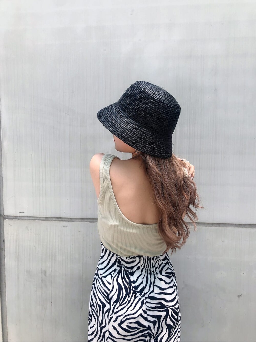 ブラック系のサンダル、その他のスカート、ベージュ系のTシャツ/カットソーを着用したレディースの夏コーディネートの3枚目の写真