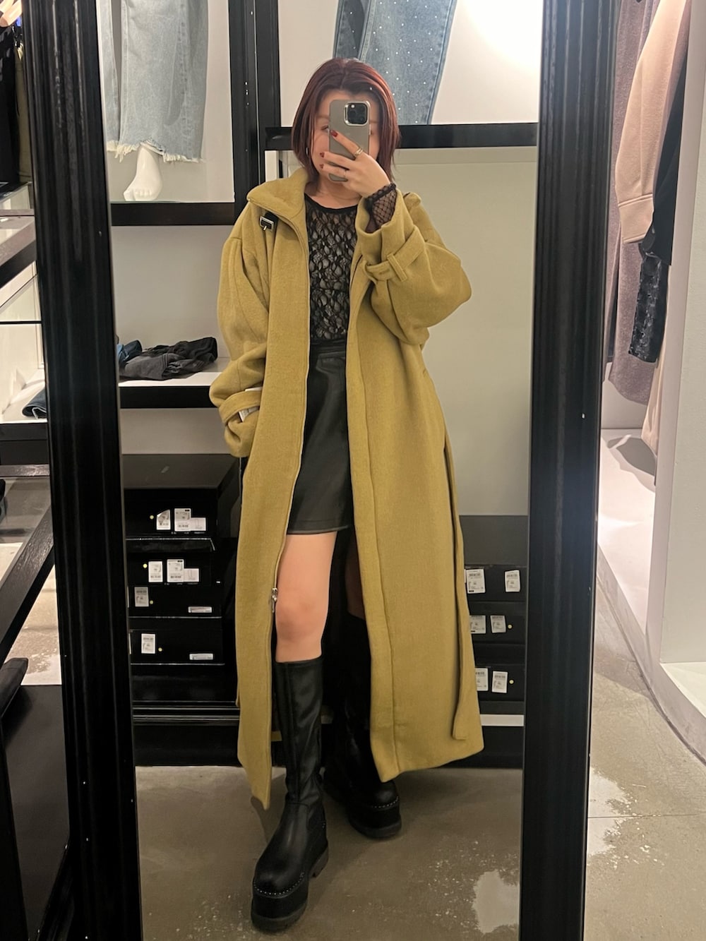 イエロー系のその他アウター、ブラック系のブーツ、ブラック系のTシャツ/カットソーを着用したレディースの秋コーディネートの2枚目の写真