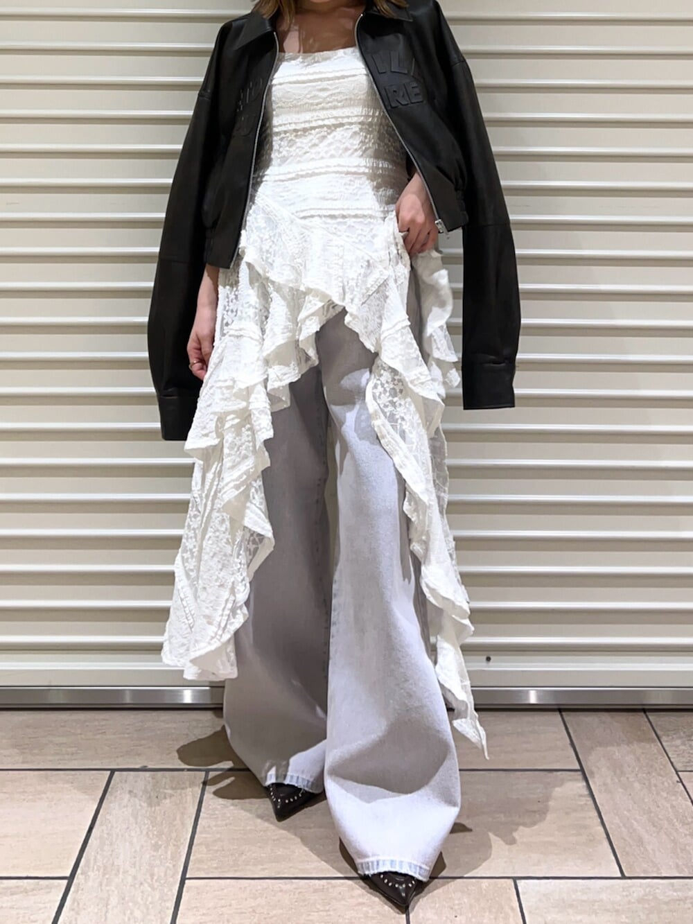 ブラウン系のサンダル、ブラウン系のブルゾン、ホワイト系のワンピースを着用したレディースの春コーディネートの5枚目の写真