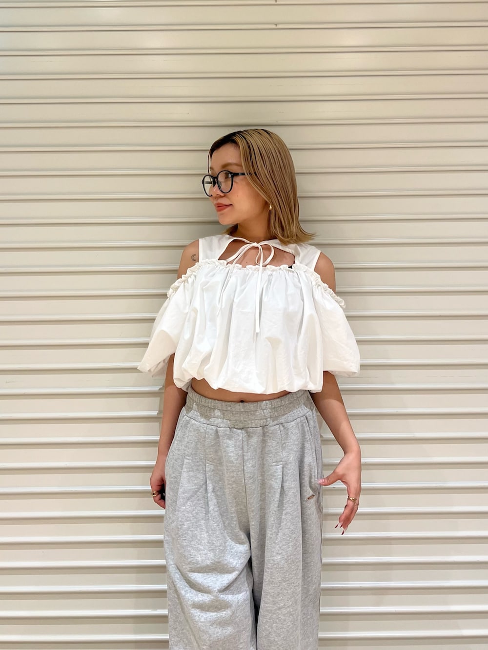 グレー系のスウェットパンツ、ホワイト系のシャツ/ブラウスを着用したレディースの夏コーディネートの4枚目の写真