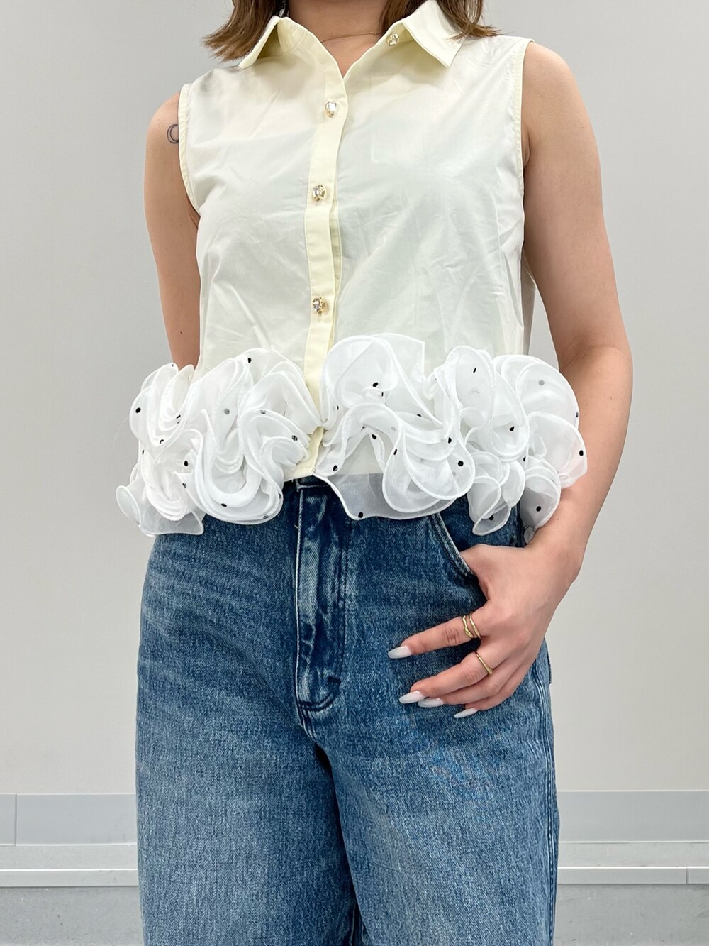 ブルー系のデニムパンツ、イエロー系のシャツ/ブラウスを着用したレディースの夏コーディネートの6枚目の写真
