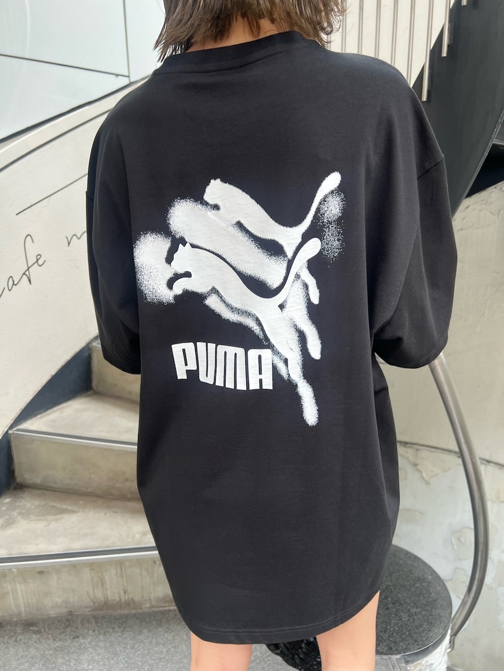 ブラック系のTシャツ/カットソー、ブラック系のブーツ、ブラック系のショルダーバッグを着用したレディースの春コーディネートの7枚目の写真