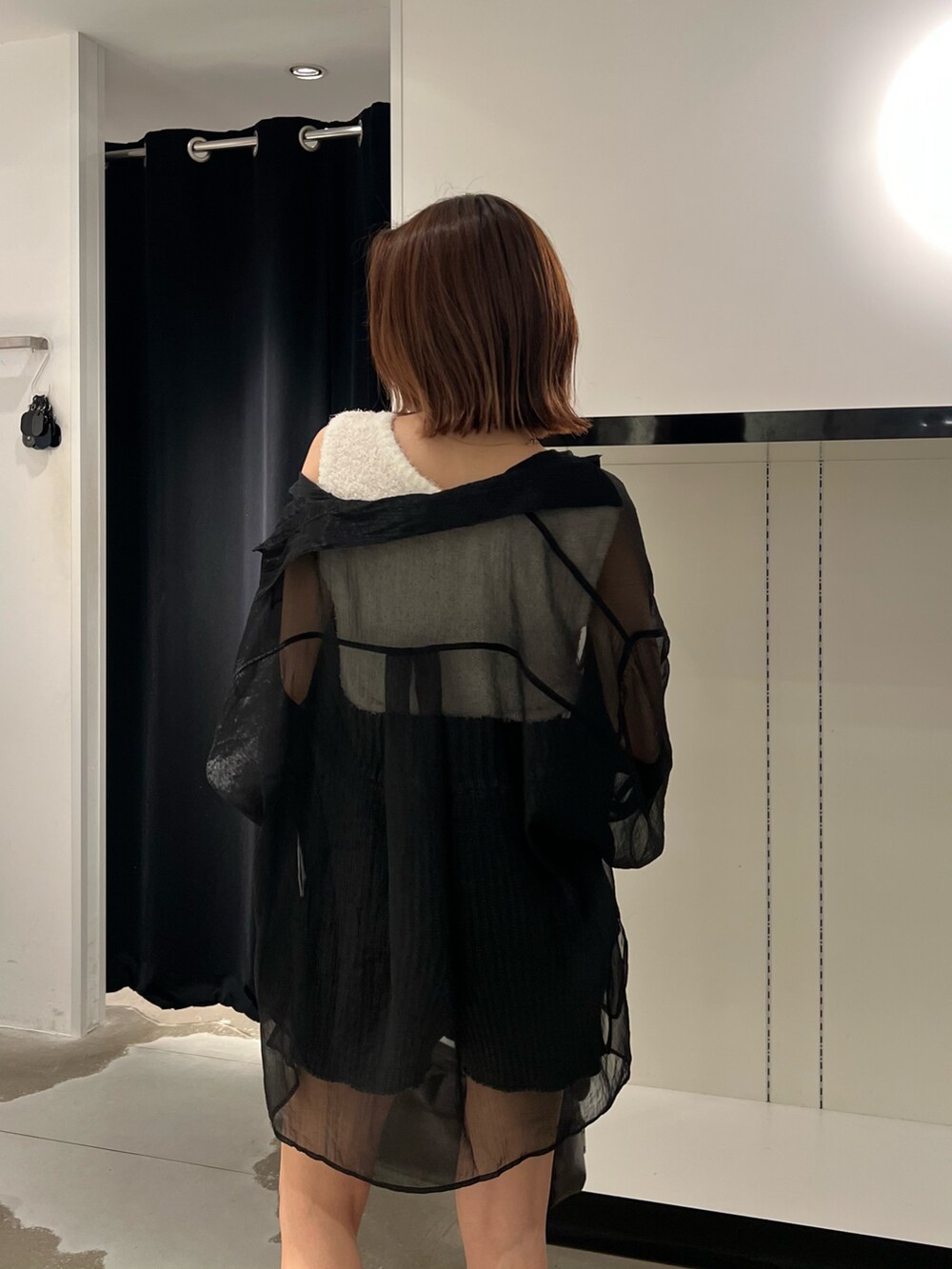 ブラック系のシャツ/ブラウス、ホワイト系のニット/セーター、ブラウン系のハンドバッグを着用したレディースの夏コーディネートの6枚目の写真