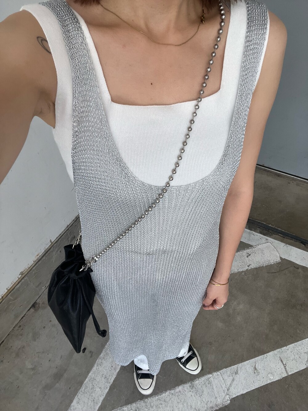 ホワイト系のニット/セーター、シルバー系のワンピース、ホワイト系のその他パンツを着用したレディースの夏コーディネートの7枚目の写真