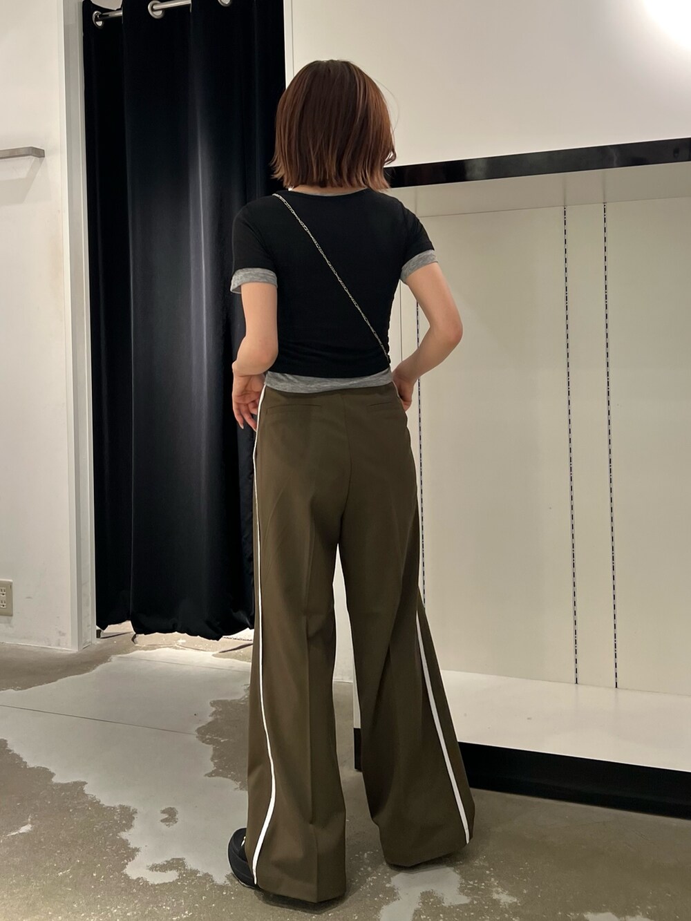 ブラック系のTシャツ/カットソー、ブラック系のサンダル、ブラック系のショルダーバッグを着用したレディースの夏コーディネートの4枚目の写真