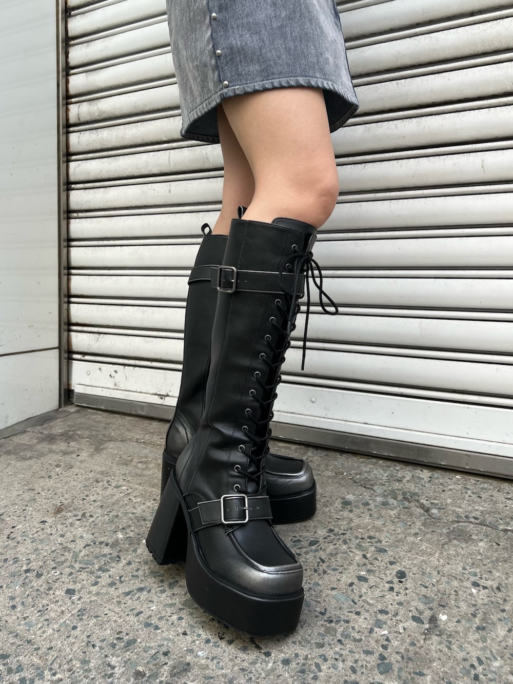 ブラック系のブーツ、ブラック系のTシャツ/カットソー、グレー系のデニムジャケットを着用したレディースの夏コーディネートの7枚目の写真