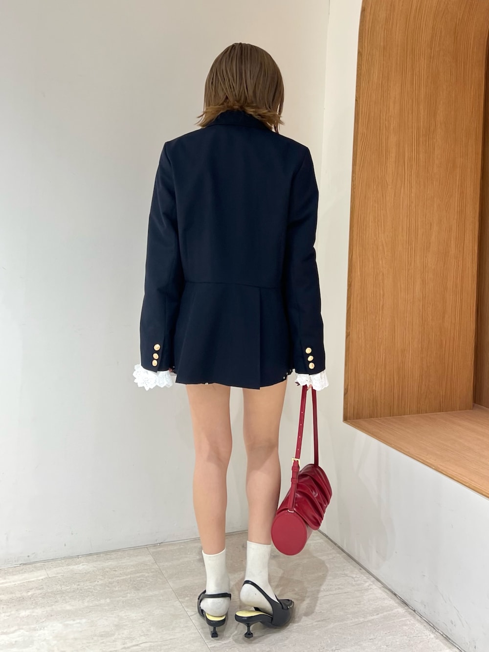 ブラック系のその他パンツ、ブルー系のノーカラージャケット、ホワイト系のシャツ/ブラウスを着用したレディースの冬コーディネートの3枚目の写真