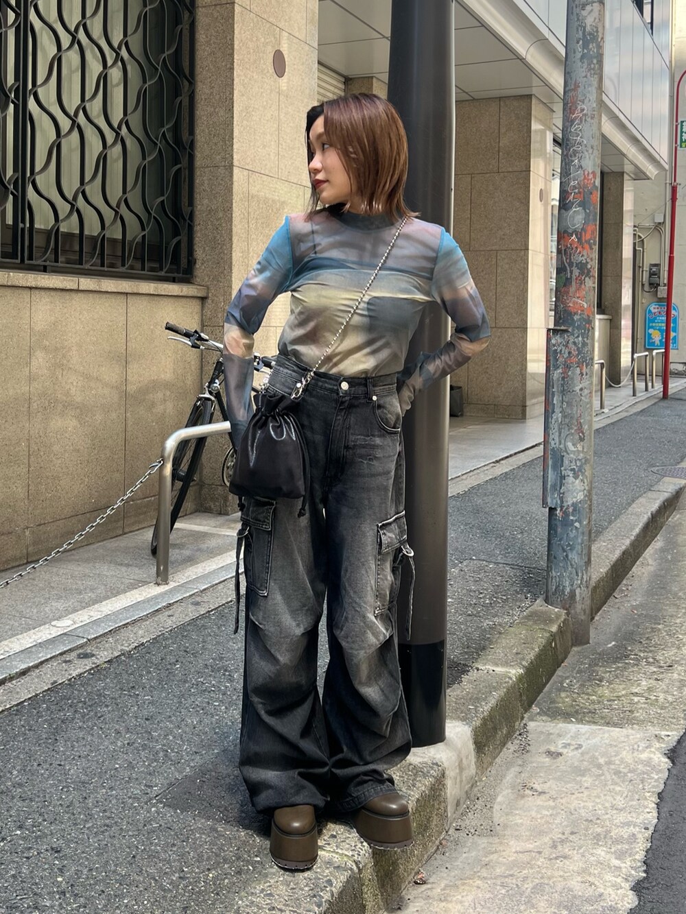 その他のTシャツ/カットソー、ブラック系のデニムパンツ、ブラウン系のブーツを着用したレディースの夏コーディネートの3枚目の写真
