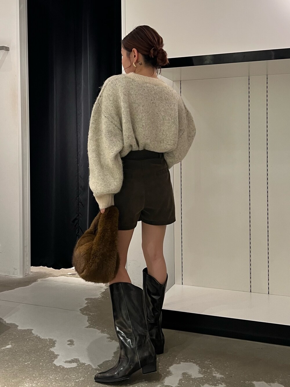ホワイト系のニット/セーター、ブラウン系のハンドバッグ、ブラウン系のその他パンツを着用したレディースの秋コーディネートの3枚目の写真