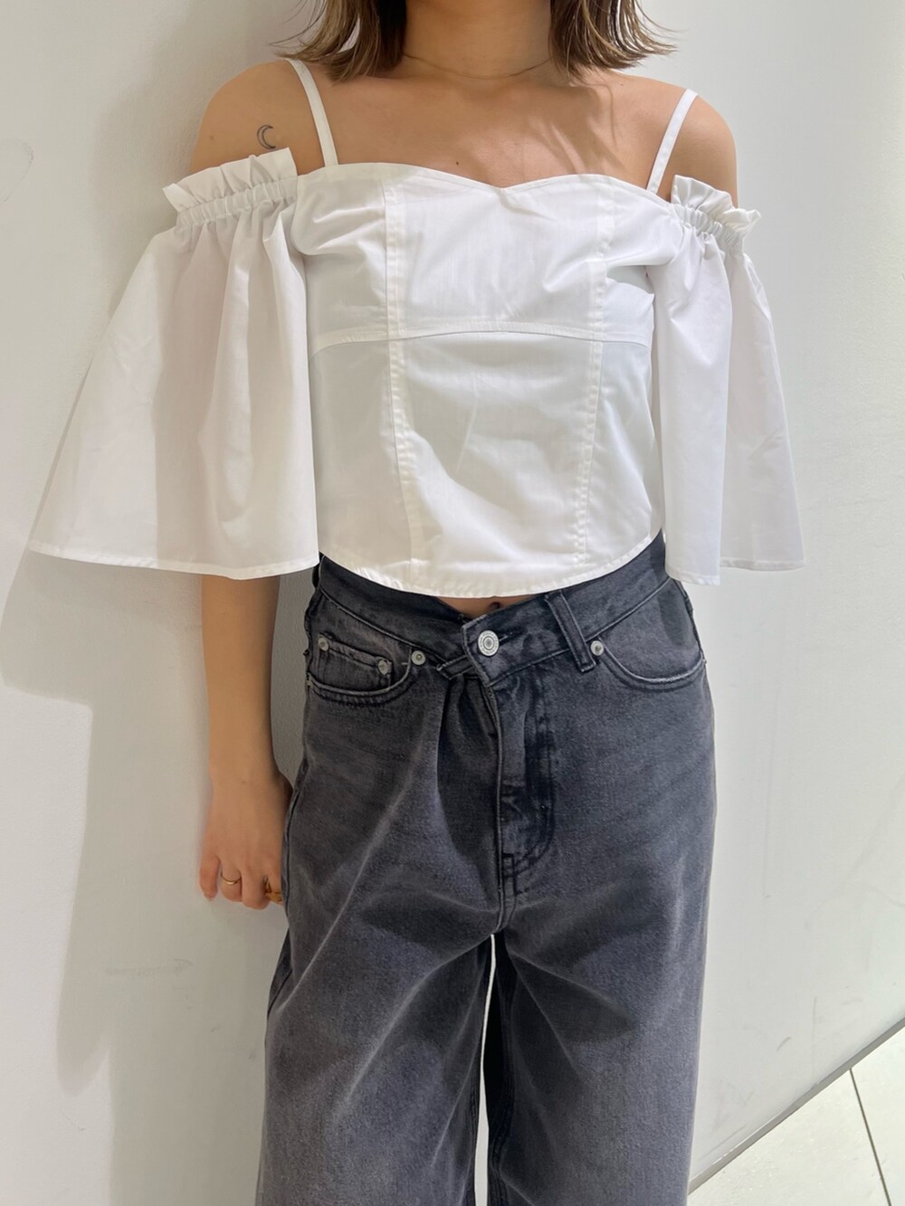 ブラック系のデニムパンツ、ホワイト系のシャツ/ブラウス、シルバー系のサンダルを着用したレディースの夏コーディネートの7枚目の写真