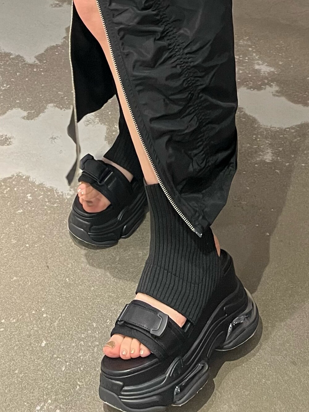 ブラック系のTシャツ/カットソー、ブラック系のサンダル、ブラック系のスカートを着用したレディースの春コーディネートの7枚目の写真