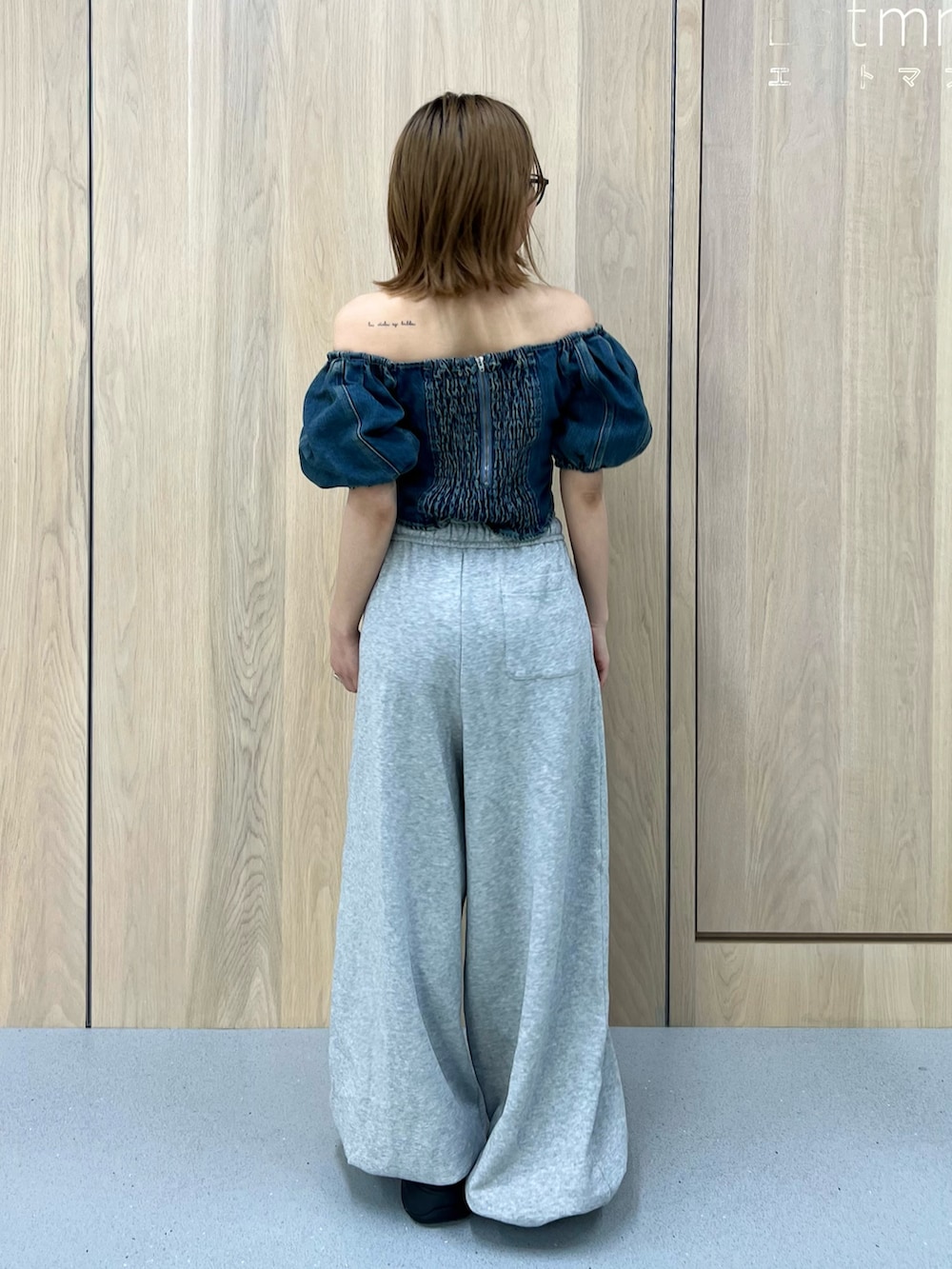 グレー系のスウェットパンツ、ブルー系のシャツ/ブラウスを着用したレディースの春コーディネートの3枚目の写真