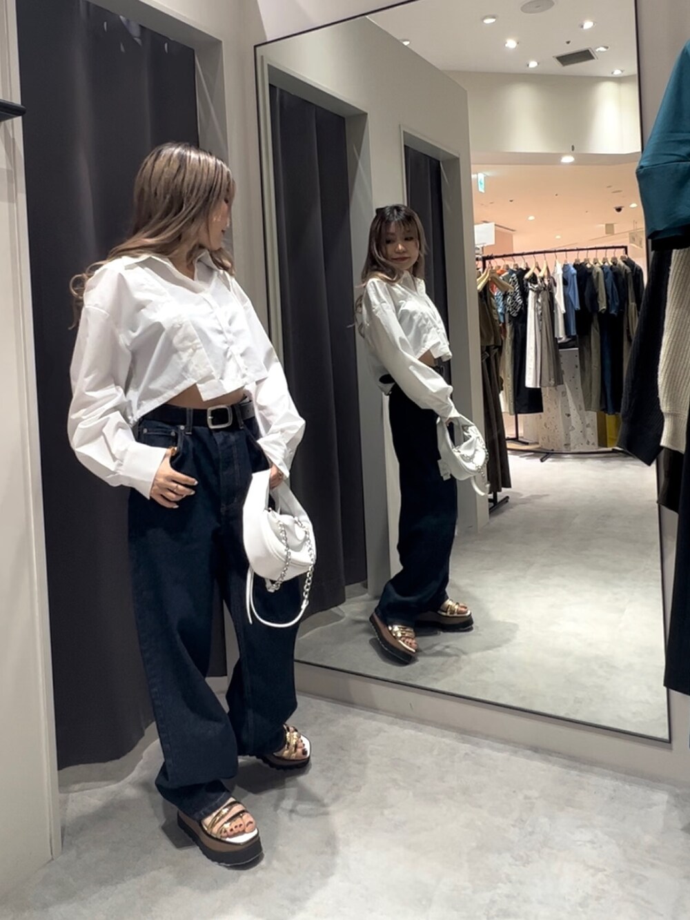 ホワイト系のシャツ/ブラウス、ホワイト系のハンドバッグ、その他のサンダルを着用したレディースの春コーディネートの2枚目の写真