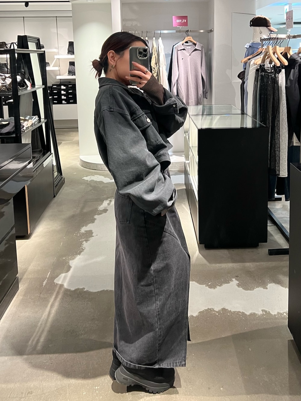 ブラック系のブーツ、ブラック系のデニムスカート、ブラック系のデニムジャケットを着用したレディースの春コーディネートの3枚目の写真