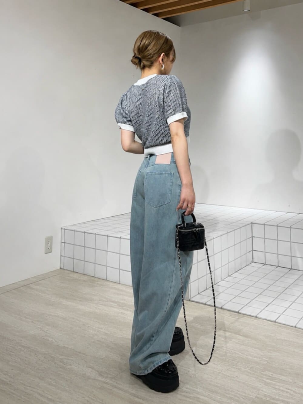 ブルー系のデニムパンツ、ブルー系のカーディガン/ボレロを着用したレディースの夏コーディネートの2枚目の写真