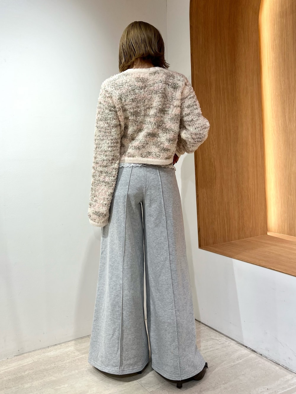 ピンク系のカーディガン/ボレロ、グレー系のその他パンツを着用したレディースの冬コーディネートの3枚目の写真